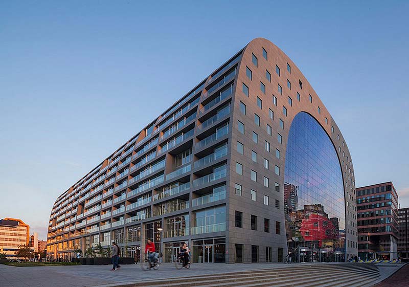 Potężna architektura hali targowej w Rotterdamie