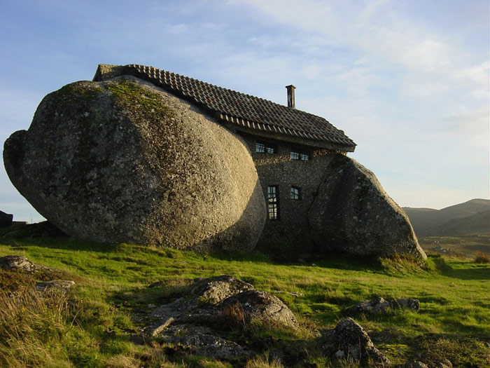 Casa do Penedo czyli dom w kamieniu - niezwykły projekt z Portugalii