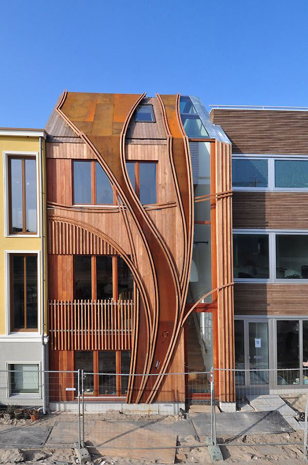 Drewniana elewacja : 24H Architects