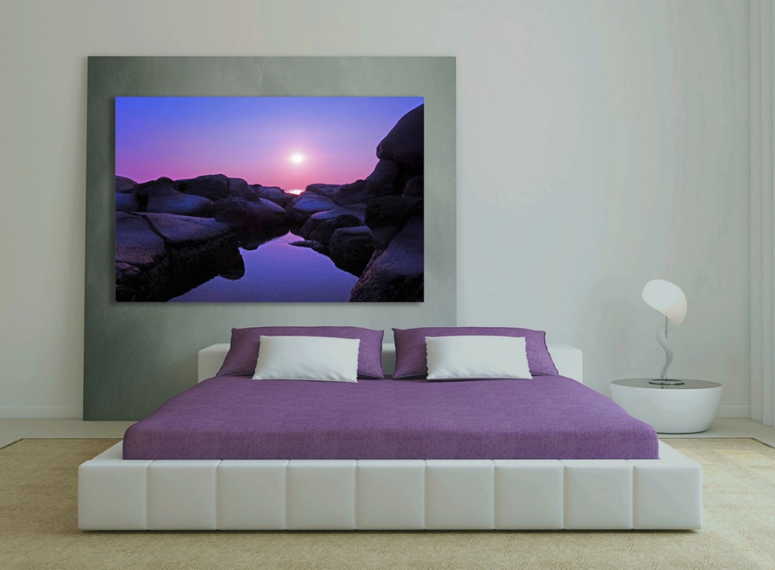 Sypialnia zaprasza do relaksu w kolorach purpury