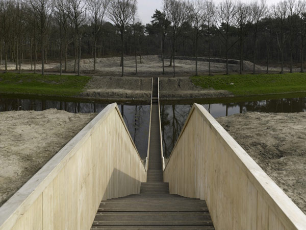 Kładka : niewidzialny most w Holandii