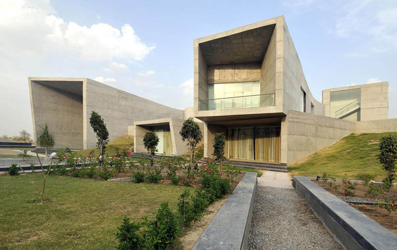 Courtyard House i przykład nowoczesnego projektu domu: Sanjay Puri Architects