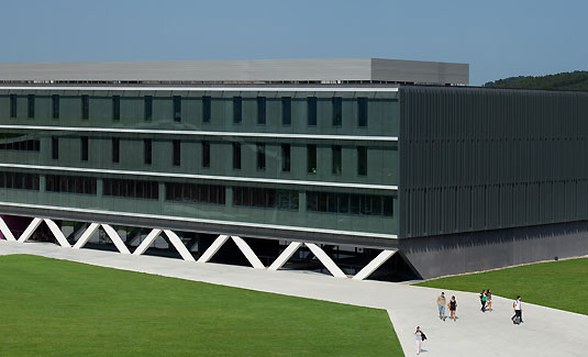 Nowy budynek uczelni na terenie kampusu Leioa : ACXT