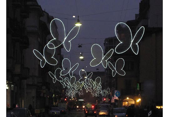 Oświetlenie uliczne jako latające motyle