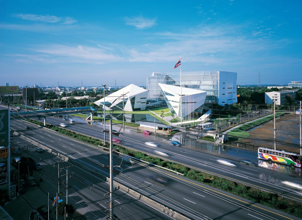 Bangkok University atakuje bryłą, dynamizmem, formą : projekt od Architects 49