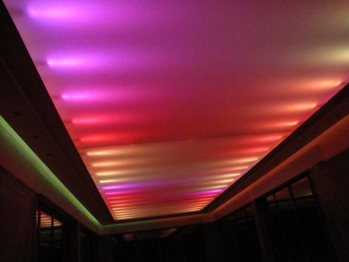 Inspiracje Światłem: światło LED-owe w zestawieniu z sufitami napinanymi