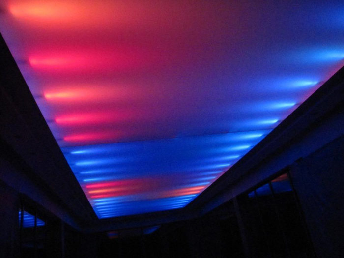 Inspiracje Światłem: światło LED-owe w zestawieniu z sufitami napinanymi