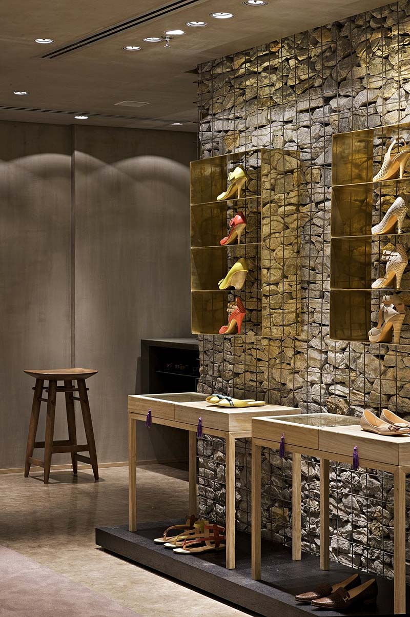 Ściany wypełnione kamieniami - wnętrze sklepu z butami