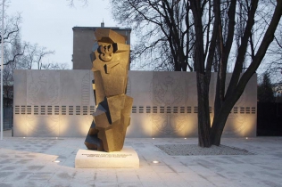 Betonowe Orły – Pomnik przy Centrum Weterana w Warszawie