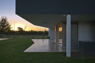 Budynek jednorodzinny o nowoczesnej bryle: Argentyna