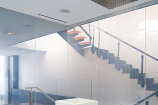 Przezroczyste schody i projekt Turett Collaborative Architects / USA