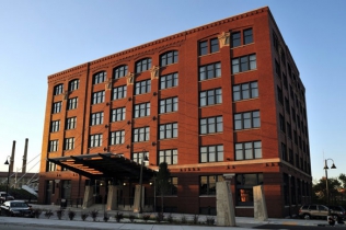 Hotel Iron Horse : adaptacja starej fabryki na hotel?