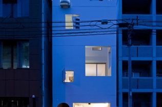 Budynek na małą działkę w mieście - Japonia