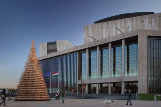 Święta w Budapeszcie i drewniana choinka złożona z... sanek