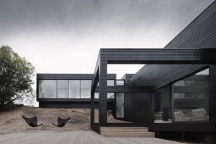 Czarny drewniany dom