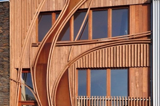 Drewniana elewacja : 24H Architects