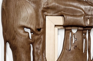 Drewniane rzeźby płynące po ścianie