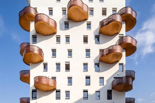 Drewniane balkony na białej elewacji