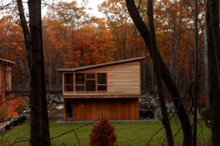 Drewniany dom na obrzeżach miasta : Nowy York