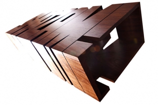 Drewniany stół - design prosto z komiksu