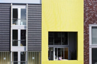 Żółta fasada?: Patio House