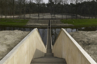 Kładka : niewidzialny most w Holandii