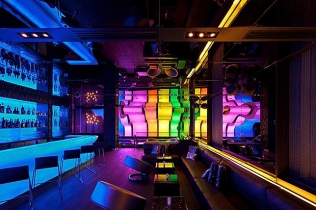 Kolorowe wnętrze baru