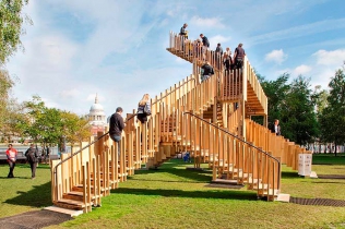 Surrealistyczna konstrukcja Endless Stair  otwiera Festiwal Designu w Londynie