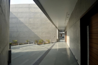 Courtyard House i przykład nowoczesnego projektu domu: Sanjay Puri Architects