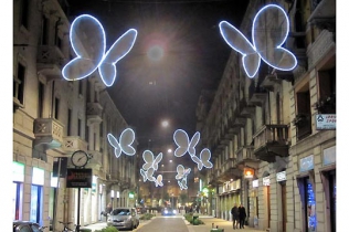 Oświetlenie uliczne jako latające motyle
