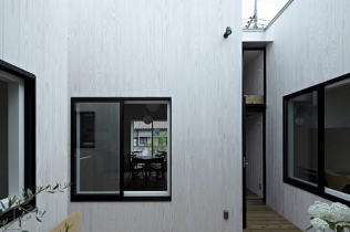 Parterowy dom z patio : prezentacja projektu z Japonii 