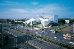 Bangkok University atakuje bryłą, dynamizmem, formą : projekt od Architects 49