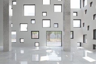 Rozrzeźbiona elewacja budynku biurowego : Sako Architects, Chiny