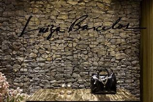 Ściany wypełnione kamieniami - wnętrze sklepu z butami