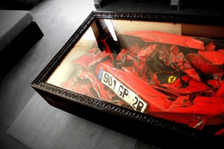 Stół kawowy z Ferrari w środku ...