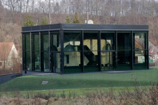 Dom całkowicie wykonany w szklanej elewacji