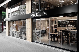 Wnętrze kawiarni stworzone z powierzchni handlowej – Serbia