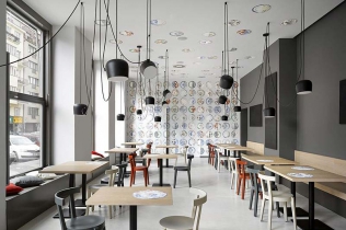 Kawiarnia w Pradze - minimalistyczne wnętrze
