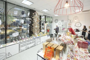 Pomysłowe wnętrze sklepu ze słodyczami