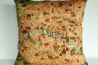 Atlas geograficzny w sypialni