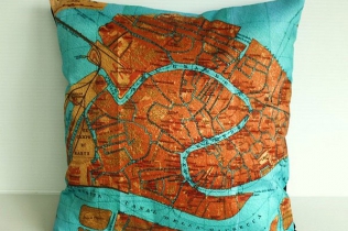 Atlas geograficzny w sypialni
