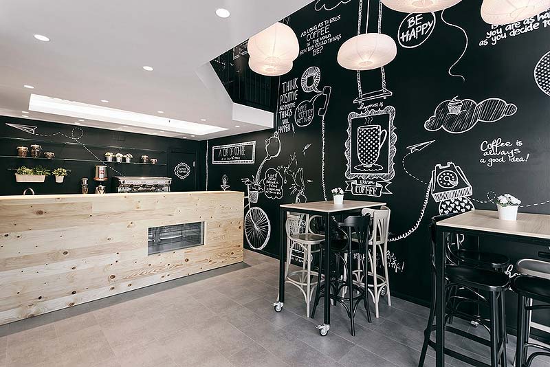 Wnętrze kawiarni stworzone z powierzchni handlowej – Serbia